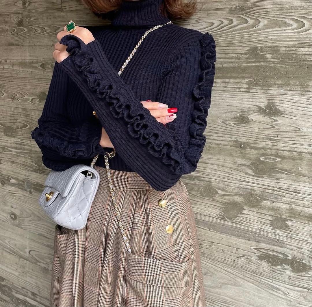 Cygne lilyネイビー 袖フリルタートルニット
