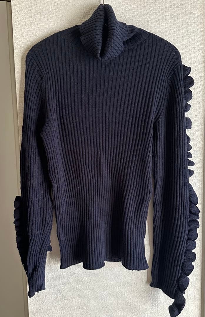 Cygne lilyネイビー 袖フリルタートルニット