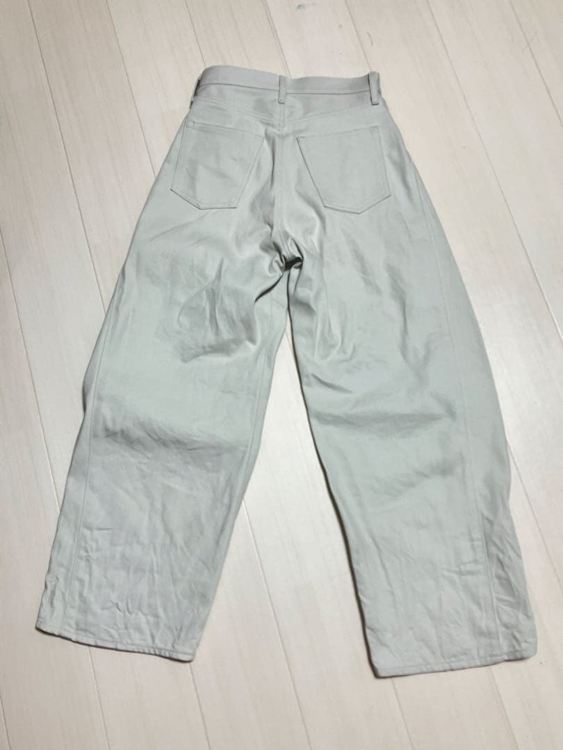 パンツ HYKE 25SS WHITE DENIM BARREL LEG JEANS