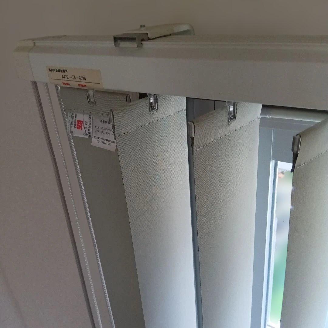 タチカワブラインドカーテンライトグレー　縦型ブラインド 1830✕1850