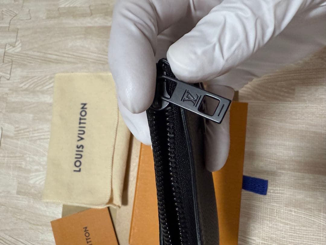 Louis Vuitton ブラックケース