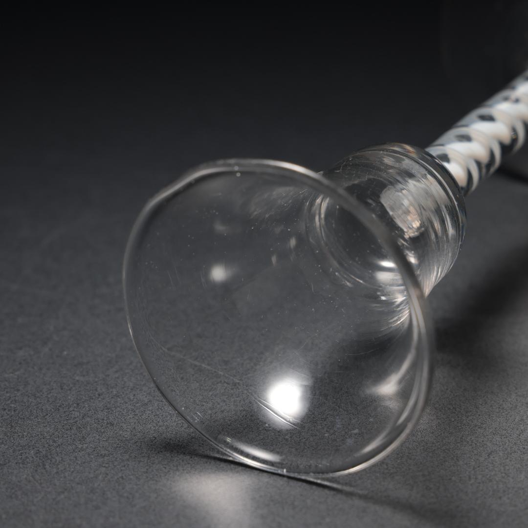 アンティークグラス　オペーク（乳白色）ツイストステム　ゴブレット　R1540ダI