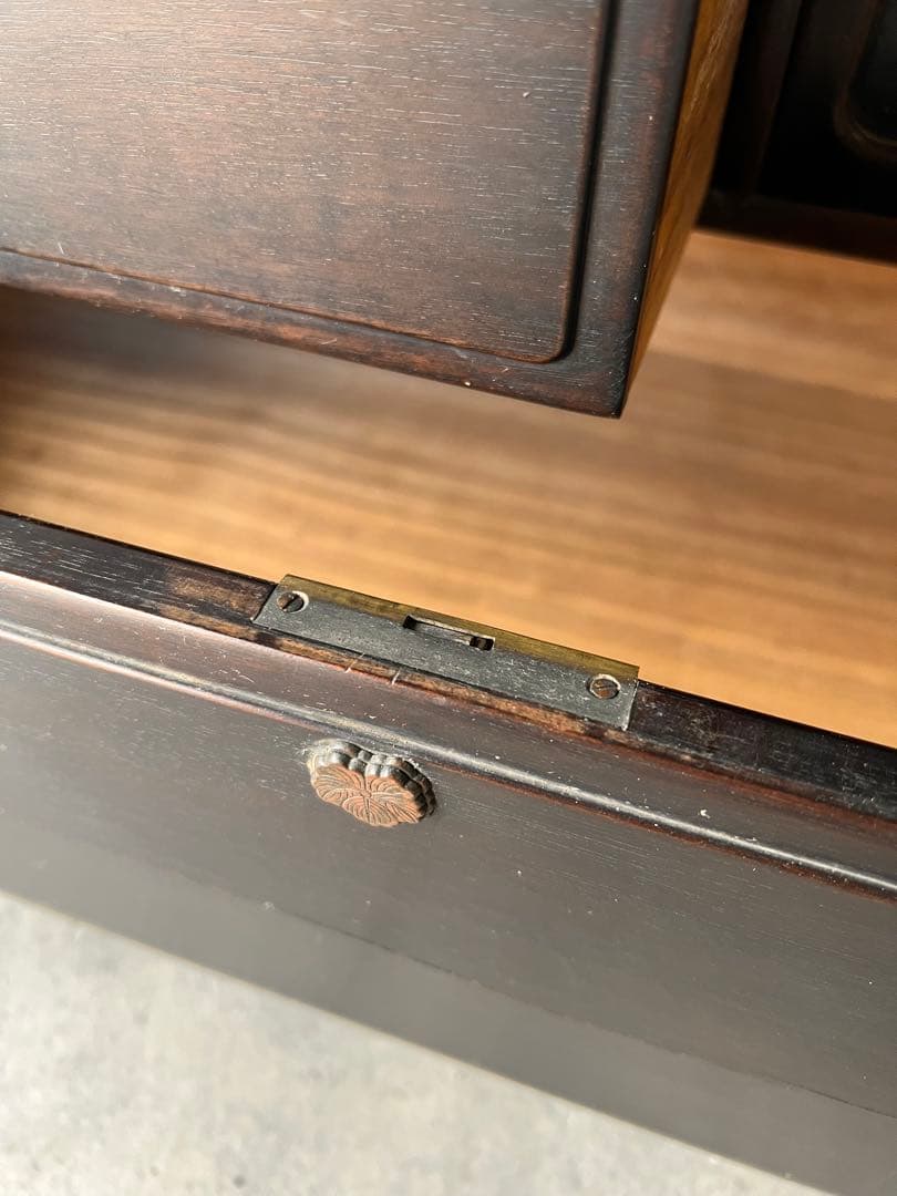 大型ダークブラウン箪笥 彫刻装飾付き