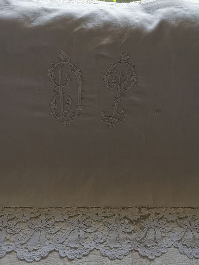 アンティーク イニシャル刺繍ＤＰ ベル風スカラップ花トリム ロングクロスカーテン