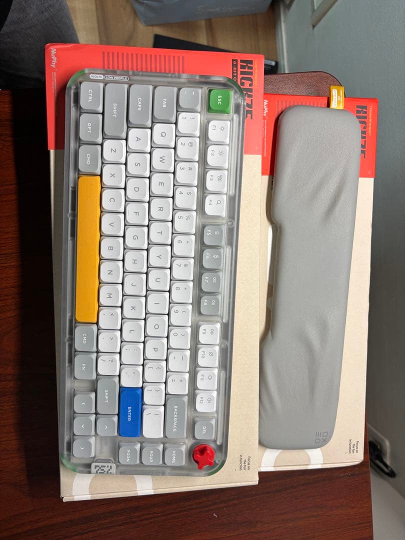Nuphy Kick75 メカニカルキーボード 本体とリストレストつき