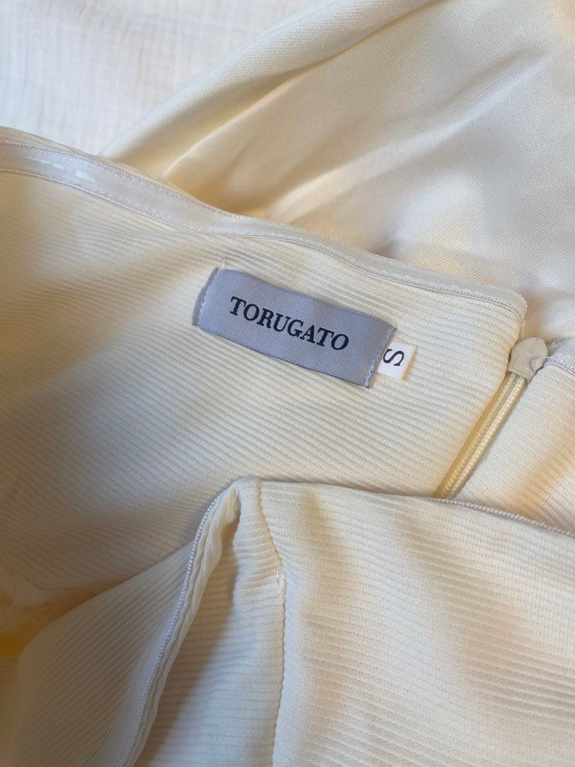 【美品】torugato チューブトップペプラムトップス