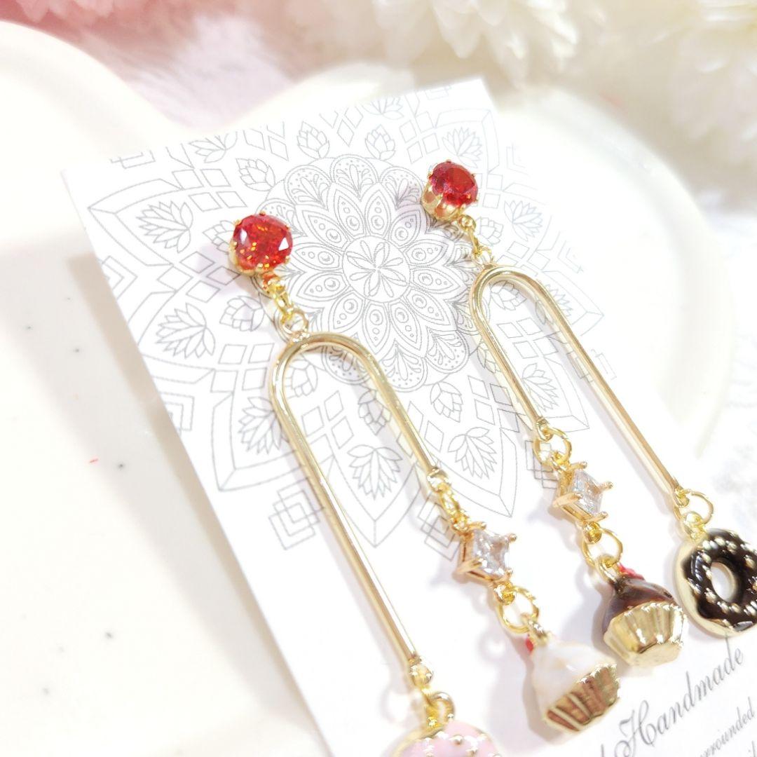 １点のみ♡大人のティータイム✨️ドーナツとカップケーキのキラキラ天秤ピアス♡