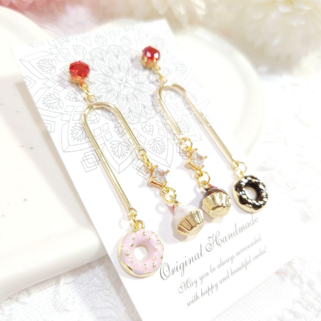 １点のみ♡大人のティータイム✨️ドーナツとカップケーキのキラキラ天秤ピアス♡