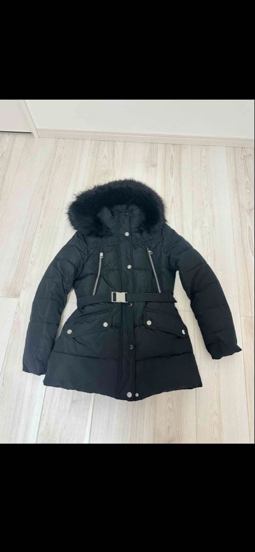 フード付きブラックダウンジャケット