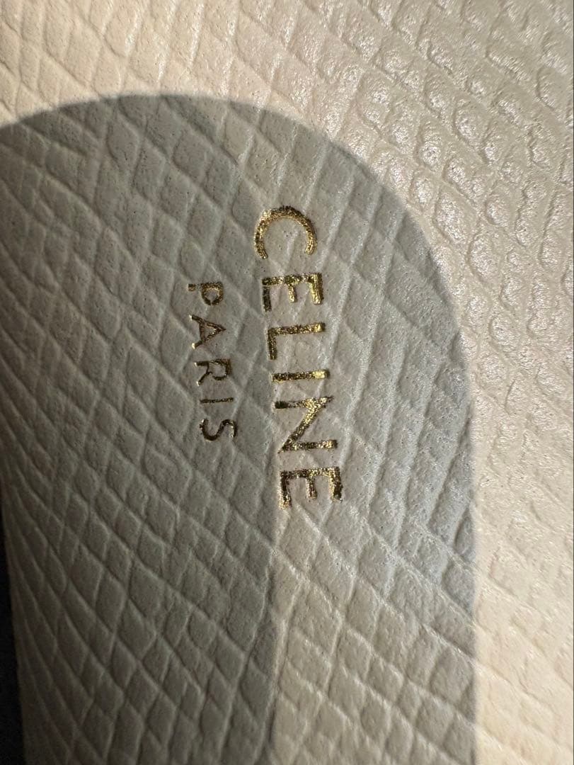 セリーヌ スモール ストラップウォレット エッセンシャル