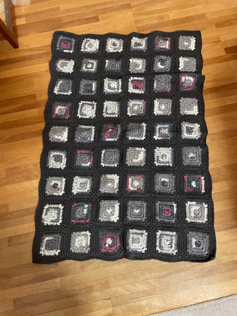 OPAL毛糸グレーと黒の編み物ブランケット