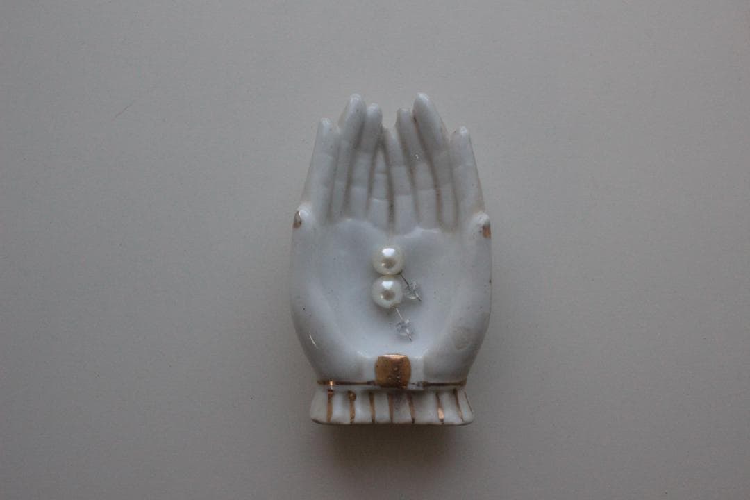 【C】ホワイトハンドモチーフ/Made in Japan /陶器製・小物入れ