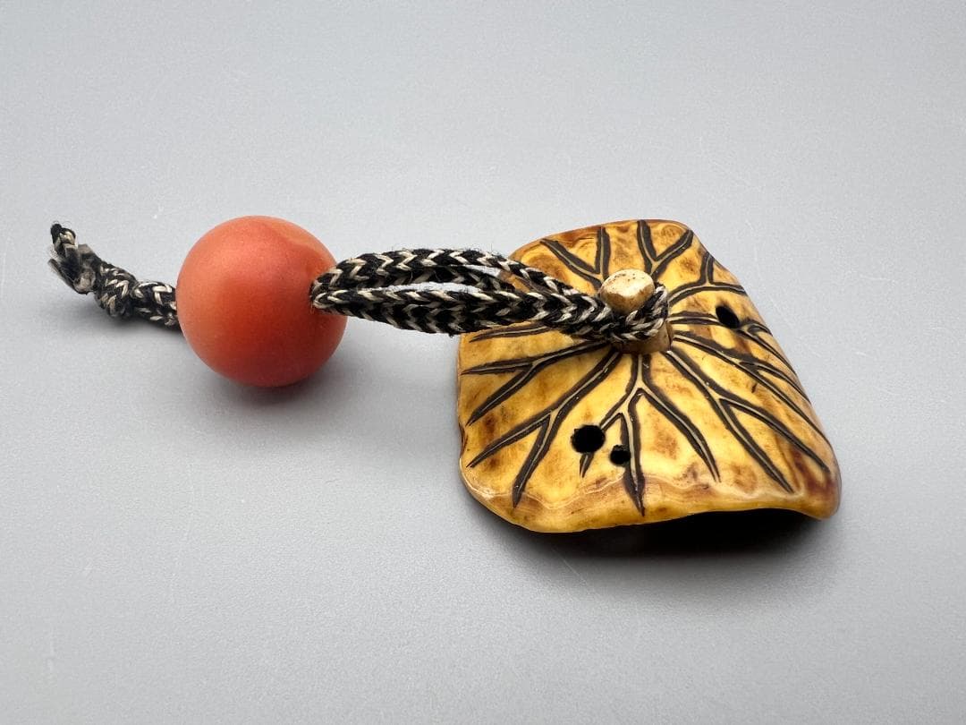 時代　根付　天然素材製　蓮根文　瑪瑙珠尾締め　重量約15.4g