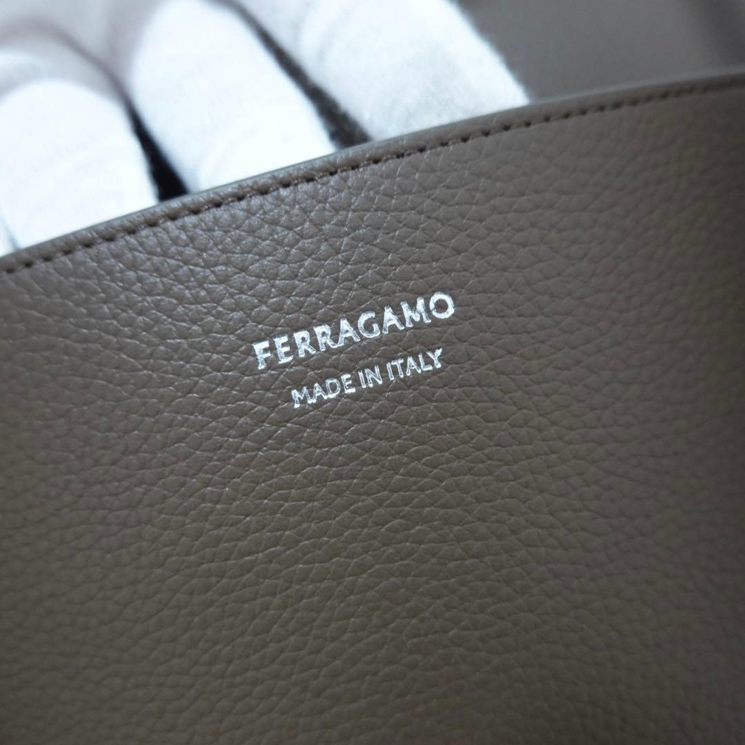 フェラガモ　イーストウエスト　トートバッグ　ビジネスバッグ　ハンドバッグ　大容量