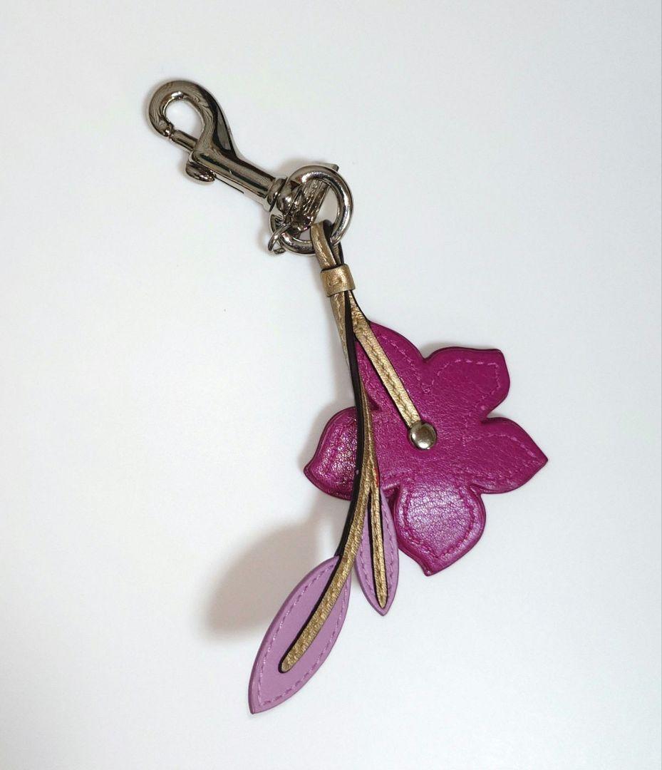 COACH　コーチ キーホルダー バッグチャーム フラワー 紫 ピンク ゴールド