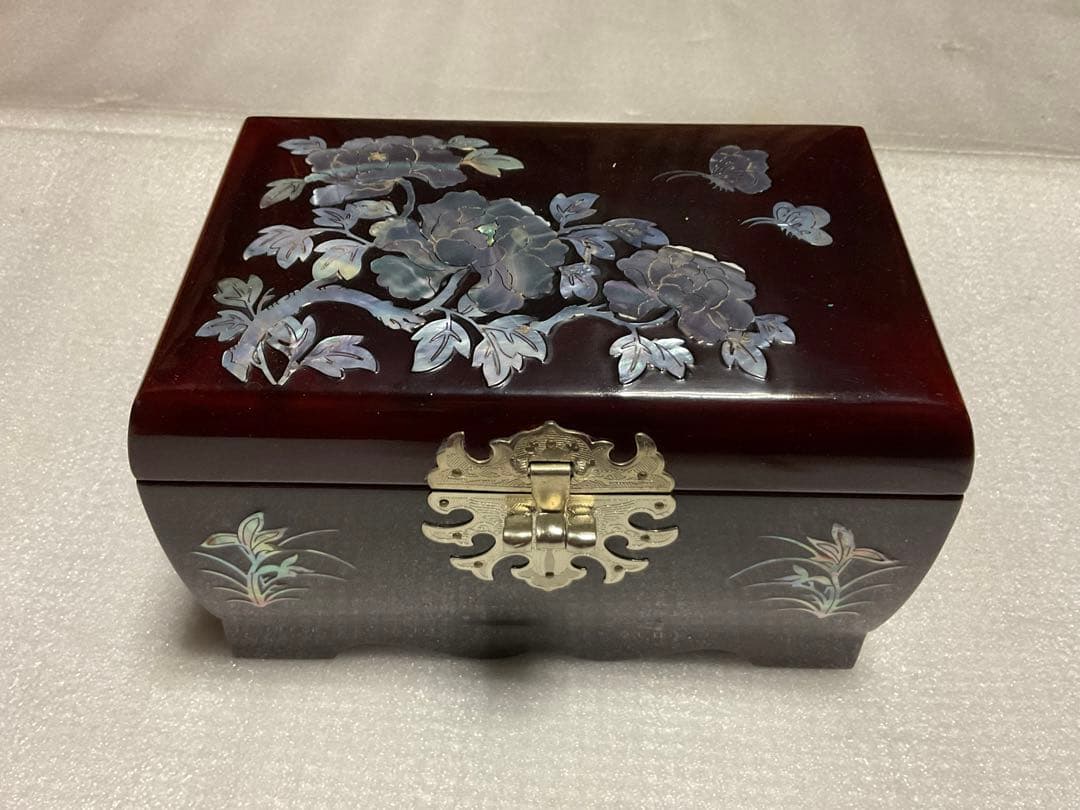 中国製／螺鈿模様の宝石箱。牡丹と百合があしらわれます【鍵付き　新品未使用品】。