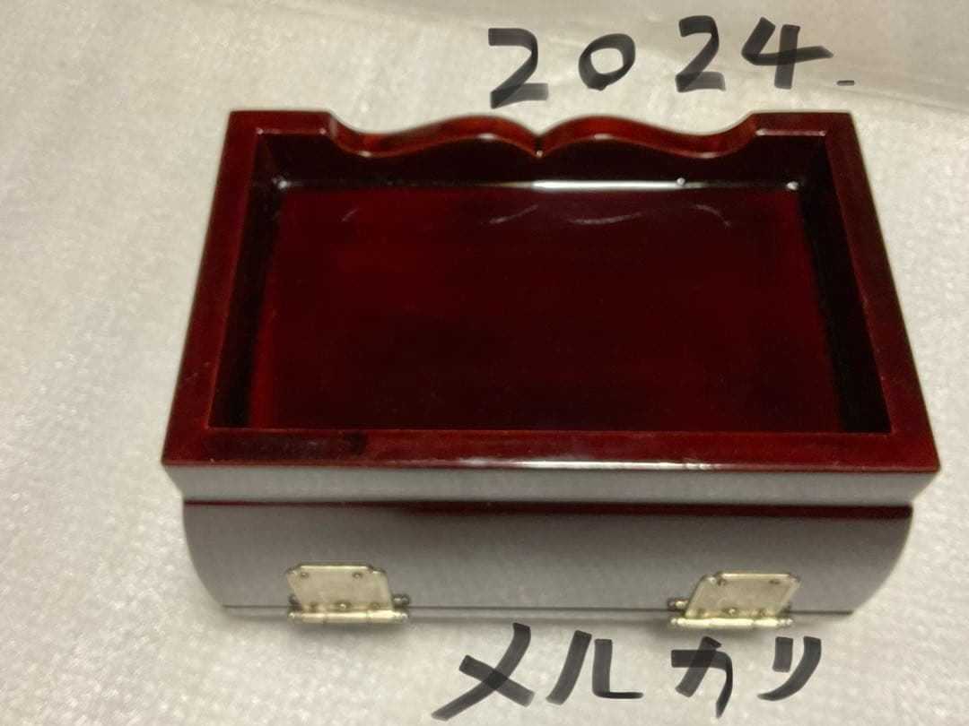 中国製／螺鈿模様の宝石箱。牡丹と百合があしらわれます【鍵付き　新品未使用品】。