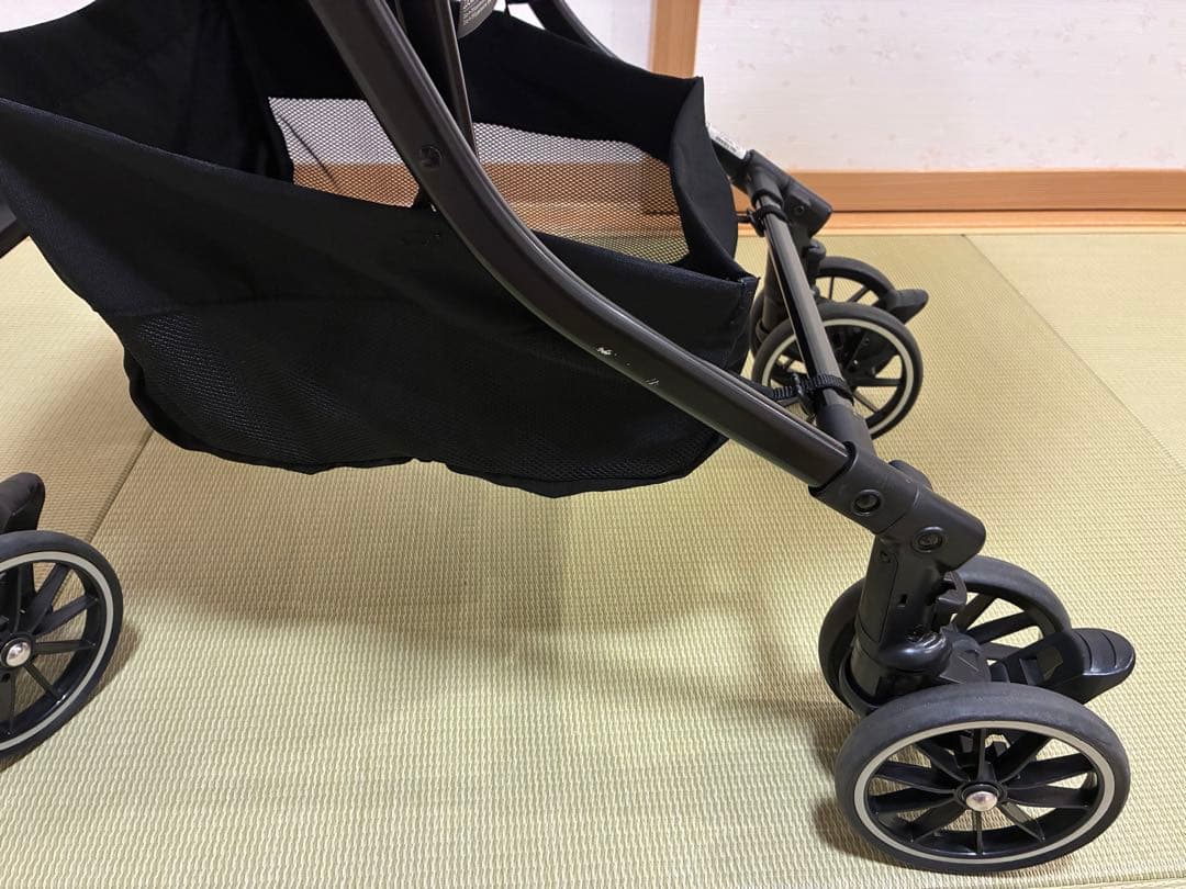 コンビ　メチャカルハンディ　オート4キャス　ベビーカー