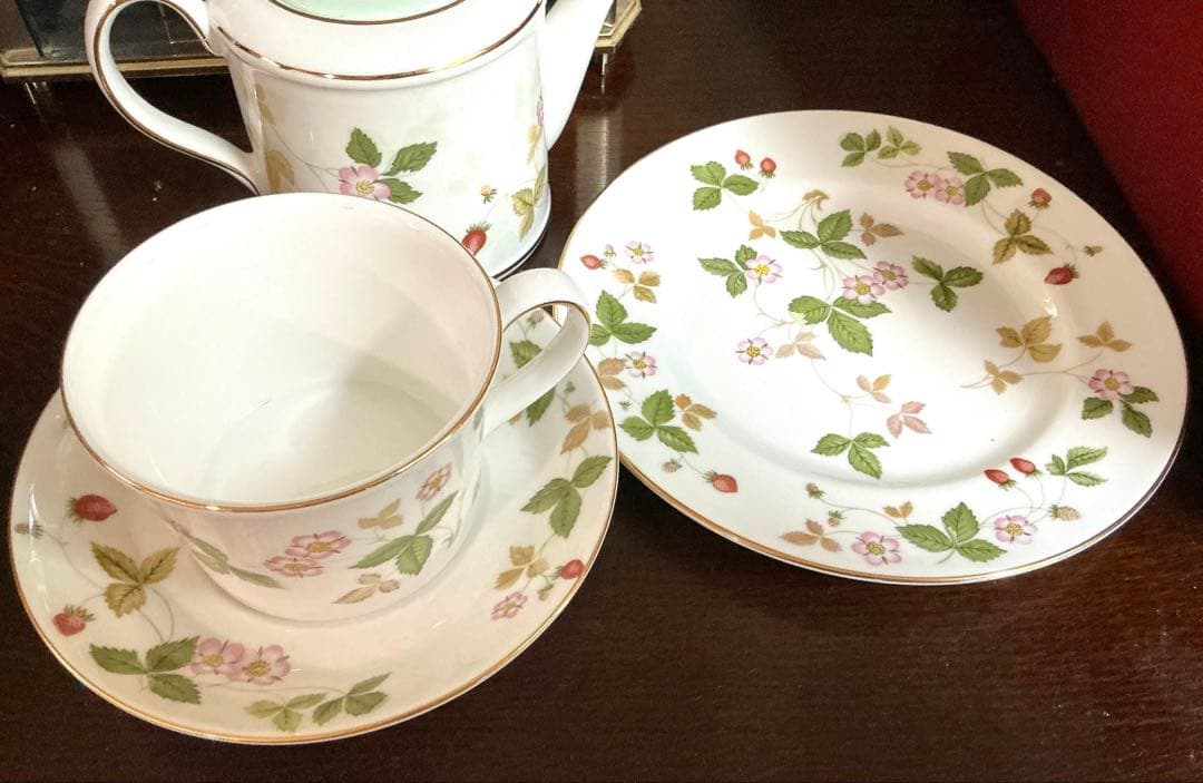 ワイルドストロベリーポット、カップ&ソーサー＆プレート