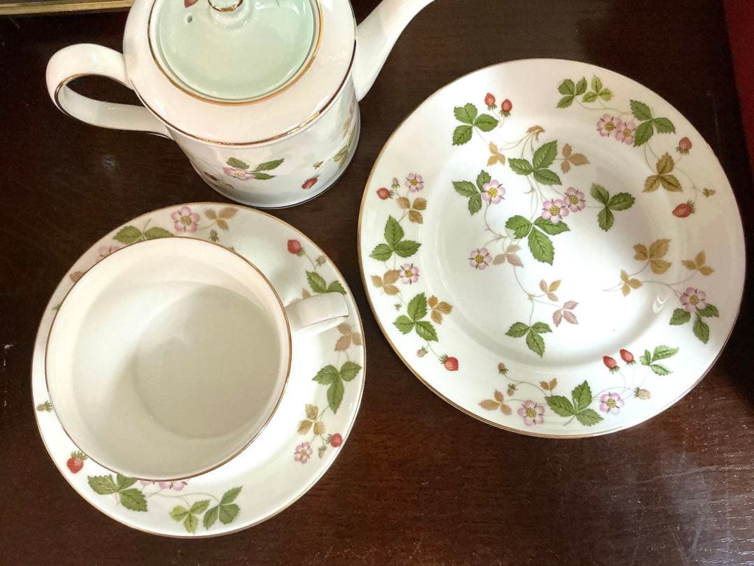 ワイルドストロベリーポット、カップ&ソーサー＆プレート