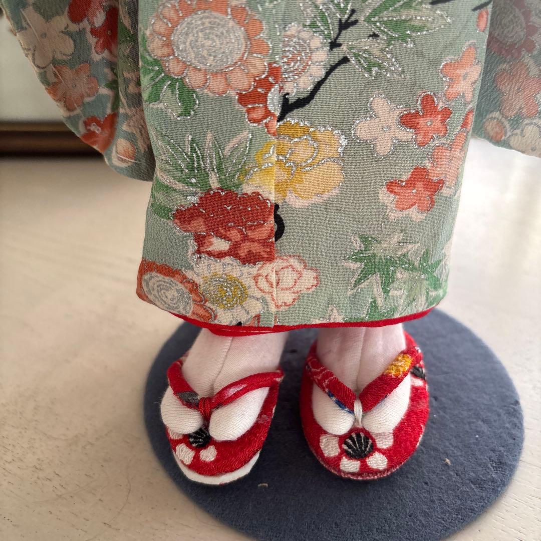 着物人形 緑色と赤色の着物