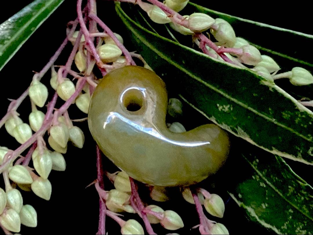 限定‼️超極上レア物✳一番数少ない幻の幸運の黄色‼️ 糸魚川翡翠勾玉　鑑別無しの安価