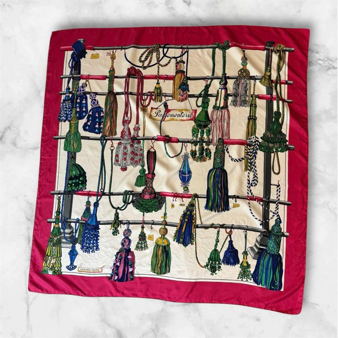 【美品】HERMESタッセルデザイン　カレ90 エルメス　ヴィンテージ　紐飾り