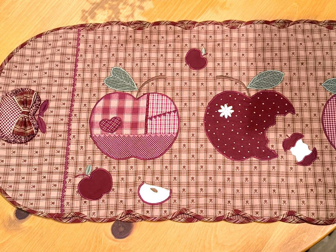 ⭐️アメリカンカントリー雑貨❤️りんごෆいっぱいテーブルセンター(タッセル付き)