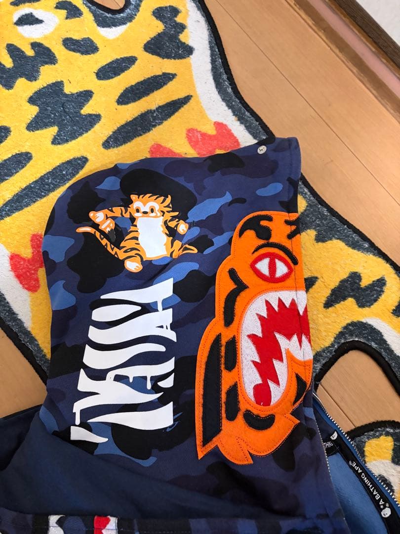 りんりんA Bathing Ape シャークパーカー Mサイズ