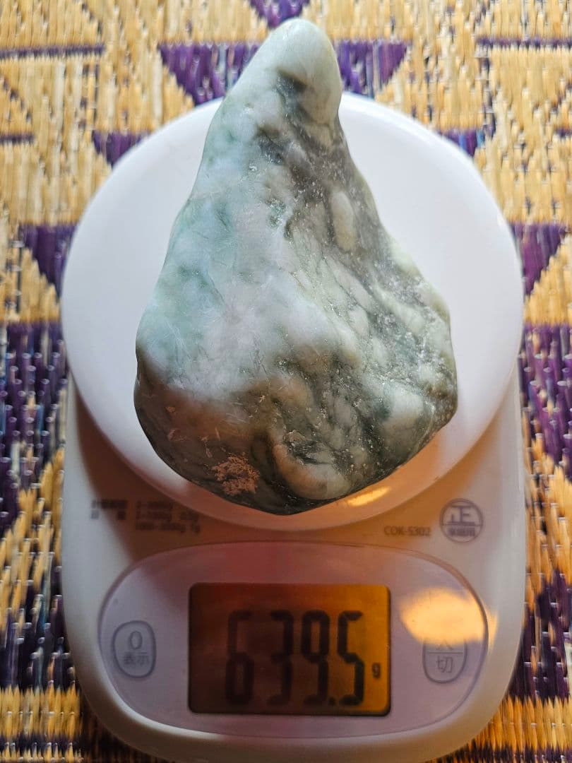 巨大‼️約600g以上‼️圧砕部分あり‼️糸魚川産 翡翠 原石