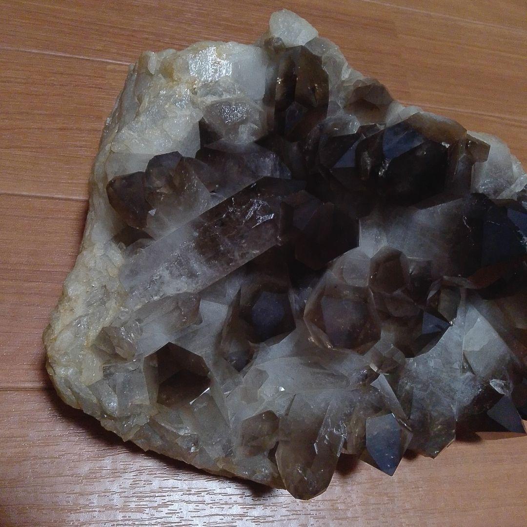 黒水晶 巨大クラスター 6.4kg（台座付き）