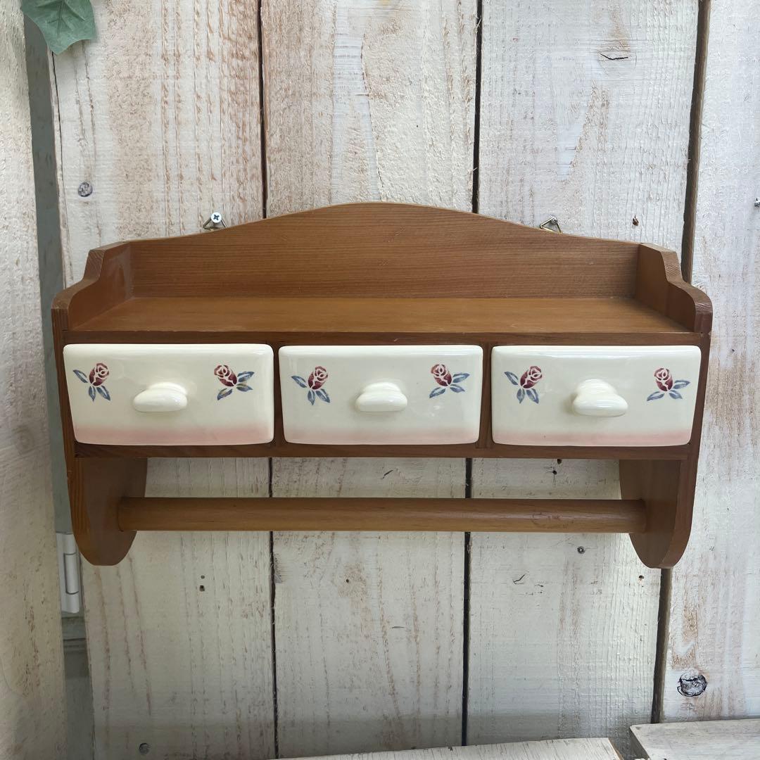 マニー ローズアンポショワール 木製壁掛け収納ラック陶器引き出しとタオルバーつき