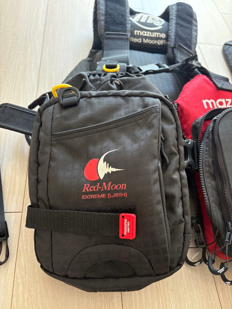 mazume フィッシングベスト ブラック/レッド