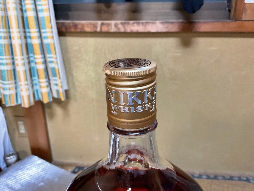 ニッカ・ウヰスキー／HI NIKKA・WHISKY・DX。1920ml、39度。