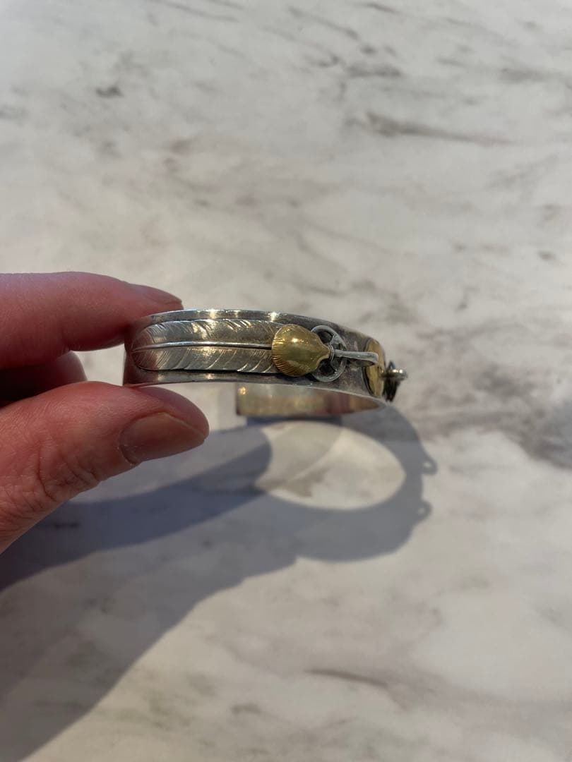 リ*ウ様 シルバー 羽模様 バングル