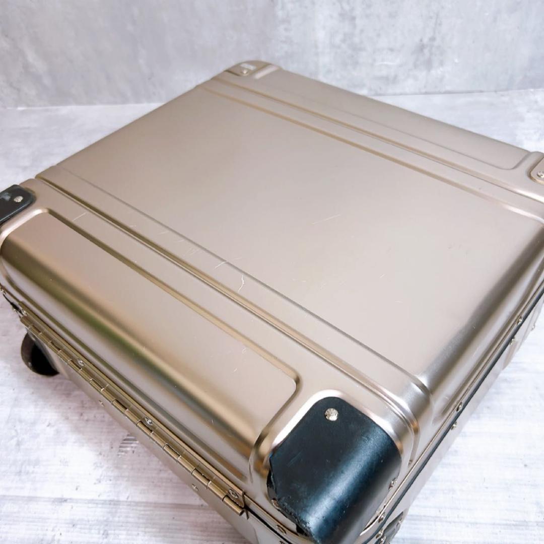 ゼロハリバートン スーツケース　アルミ　ゴールド　　機内持ち込み可能　2輪