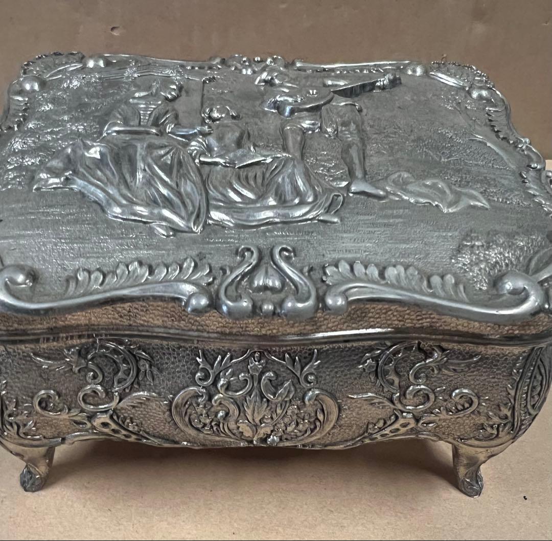 アンティーク金属製ボックス 浮彫り装飾