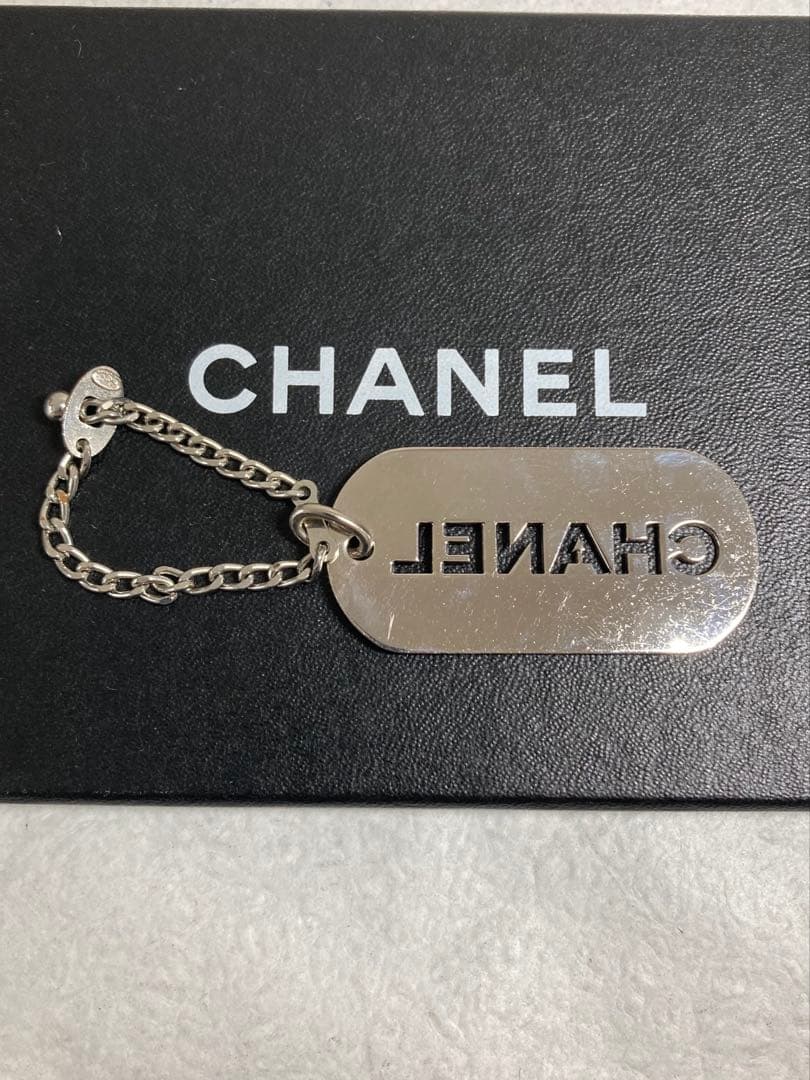 良品　CHANEL シャネル　プレートロゴ　キーホルダー　バックチャーム