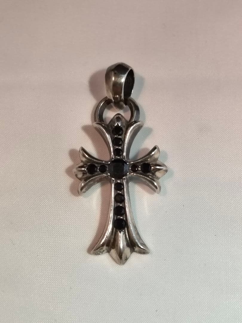 クロムハーツ スモール クロス ベイル付き ブラックダイヤ パヴェ