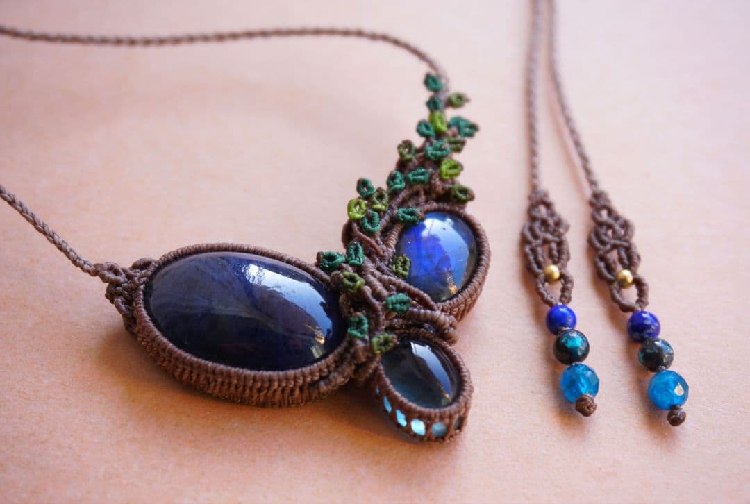 アイオライトサンストーン　ラブラドライト　ブルーフローライト　マクラメネックレス