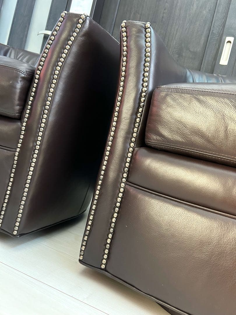 売り切りセール！二脚セットスタイリッシュな鋲打ち本革回転チェア　一脚の定価40万