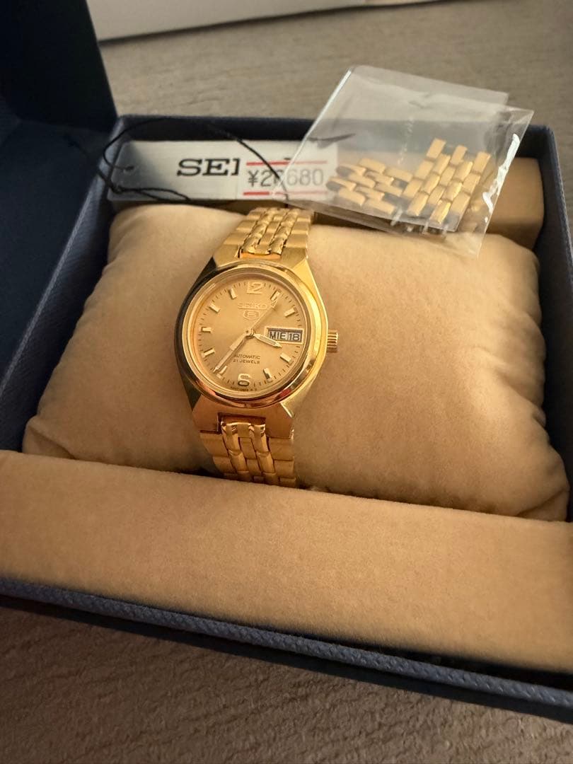 セイコーSEIKO 5レディース自動巻(手巻付き)ゴールド4207-00W0