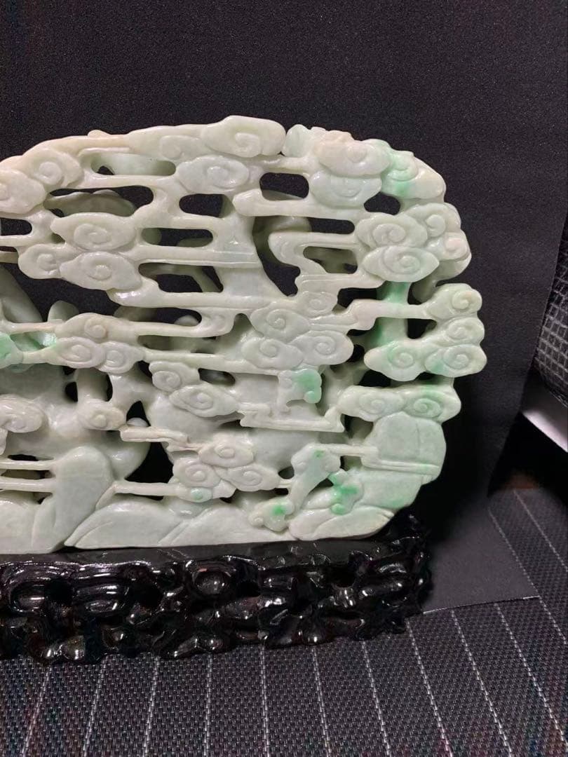 翡翠 彫刻 風景と動物 黒色台座付き