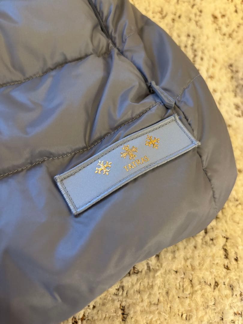 フード付きライトグレーのダウンベスト