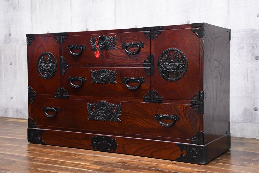 EIK72 仙台民芸箪笥 四尺横長箪笥 ケヤキ 欅拭き漆塗り 鍵付き 隠し収納