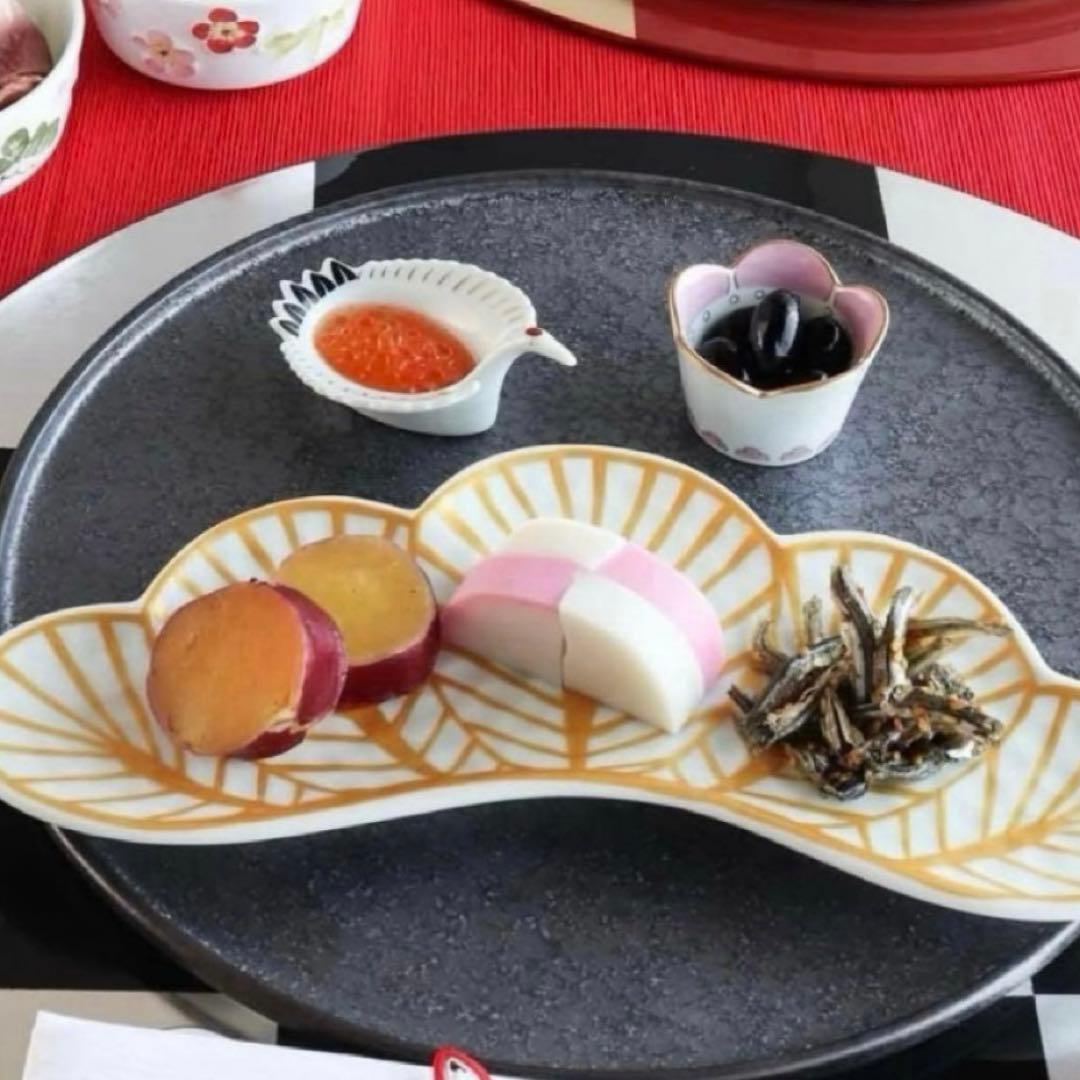 【新品】【大人気】有田焼幸楽窯　錦白金松葉形前菜皿3枚セット　縁起物