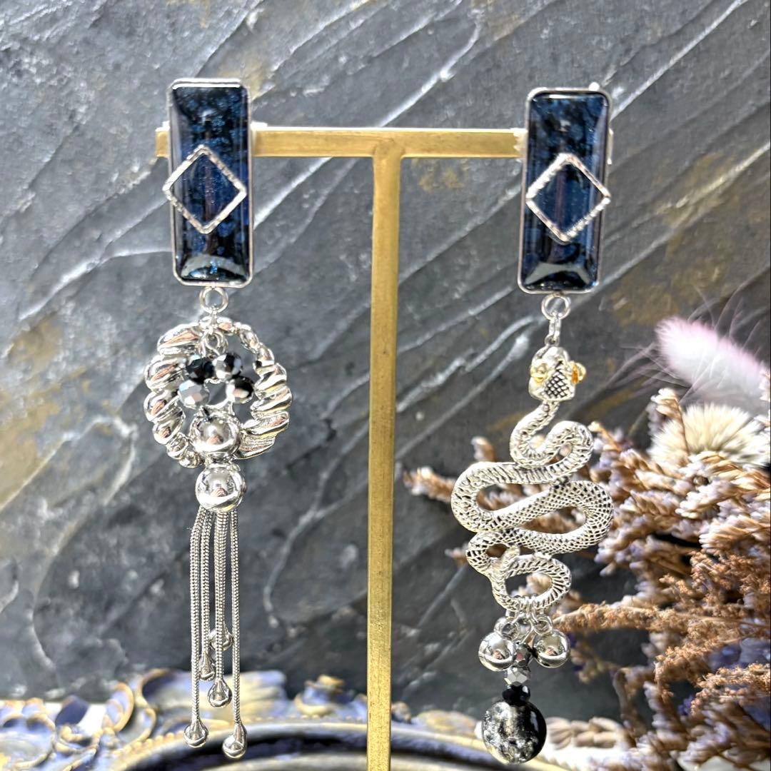 190 ブルー✖︎ブラックレジンカボション＆蛇チャーム　ピアスorイヤリング