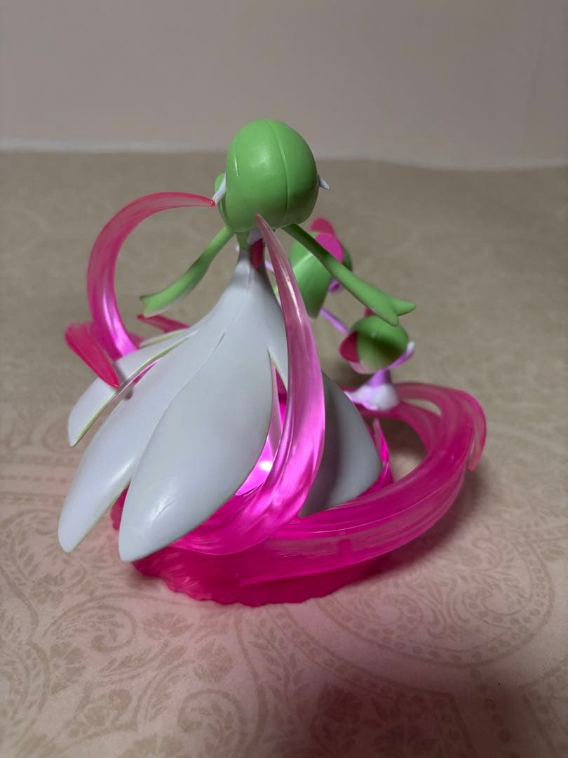 美品　ポケモン　ライトアップフィギュア ラルトス キルリア サーナイト