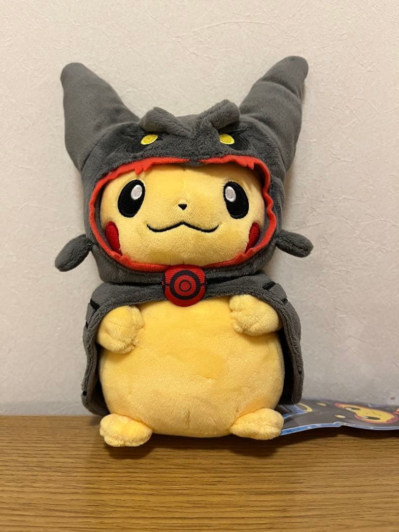 ポケモンセンター ぬいぐるみ 黒いレックウザポンチョを着たピカチュウ タグ付