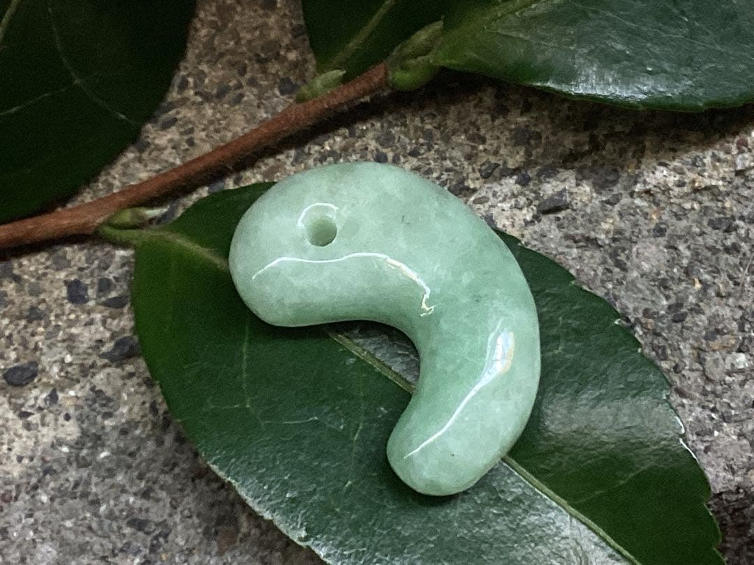 ✳摩訶不思議*開運導き　糸魚川翡翠勾玉*緑色‼️鑑別書付　特別製作の平塚古墳型‼️
